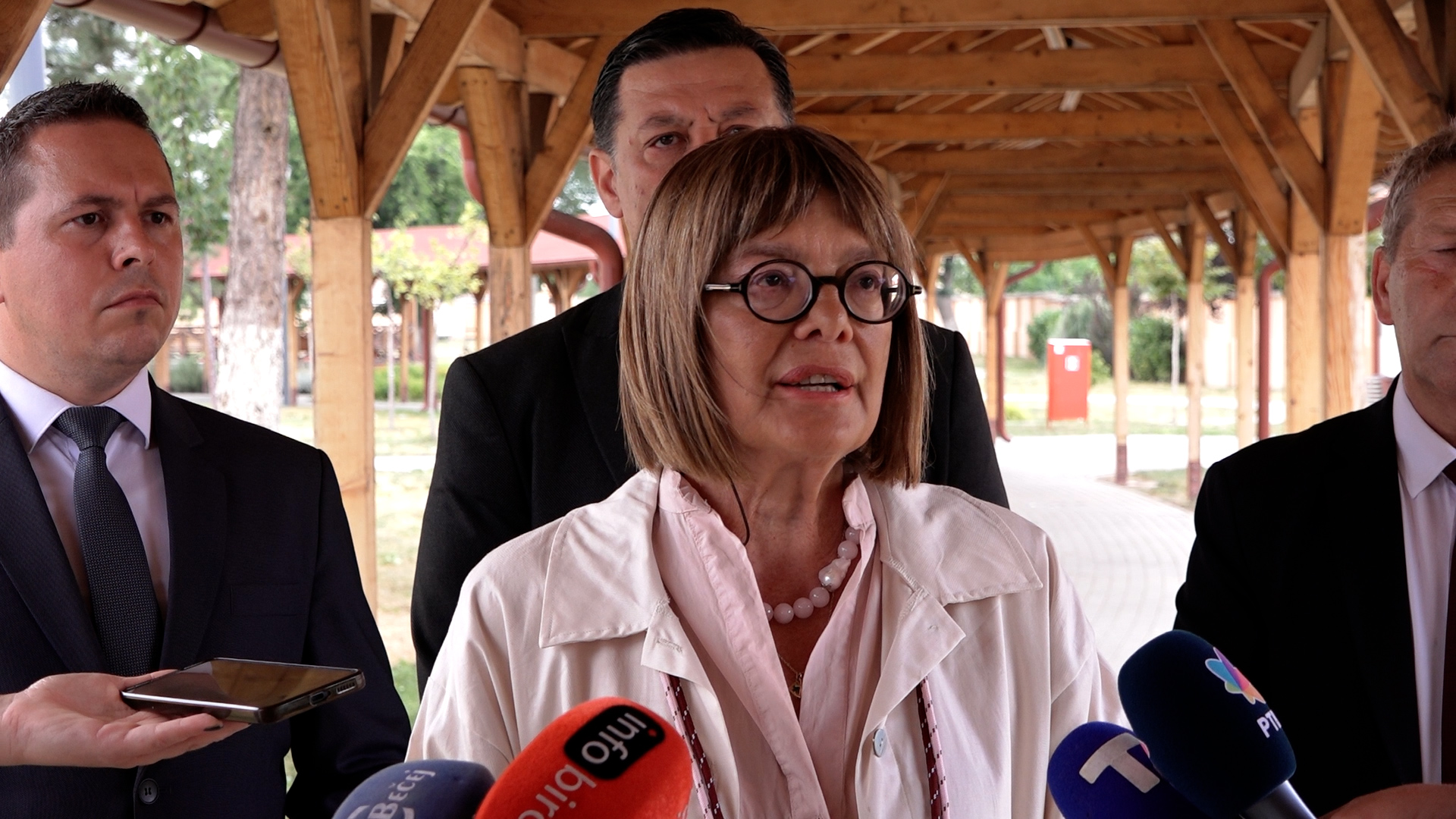 Novi Becej, Maja Gojkovic predsednik Pokrajinske vlade, tokom godina Pokrajinska vlada je ulozila nesto vise od 408 miliona dinara u razvoj ovog kompleksa Novi Becej, Maja Gojkovic predsednik Pokrajinske vlade, tokom godina Pokrajinska vlada je ulozila nesto vise od 408 miliona dinara u razvoj ovog kompleksa